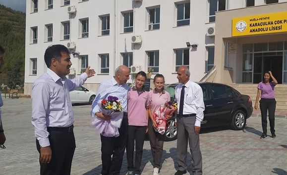 Ali Bo�a �i�eklerle Kar��land�