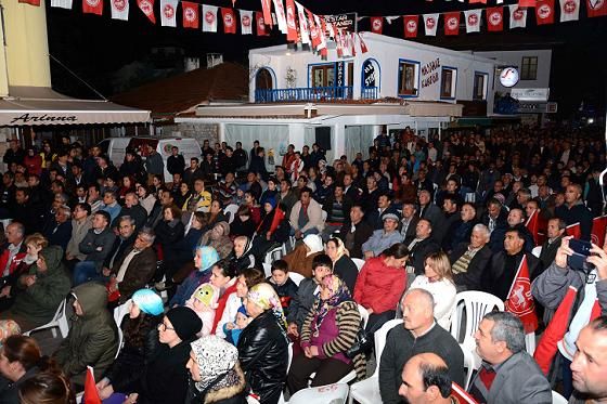 Mitinge Kat�lanlar�n Foto�raflar�n� �ektiler