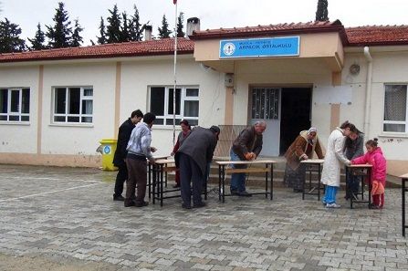 Veliler Okulun Bak�m ve Onar�m�n� Yap�yor