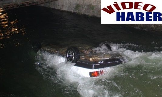 Otomobil Su Kanal�na U�tu