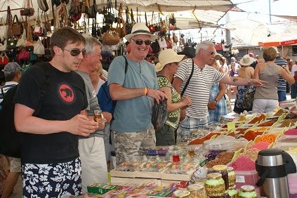 Sal� Pazar�nda Turist Bereketi