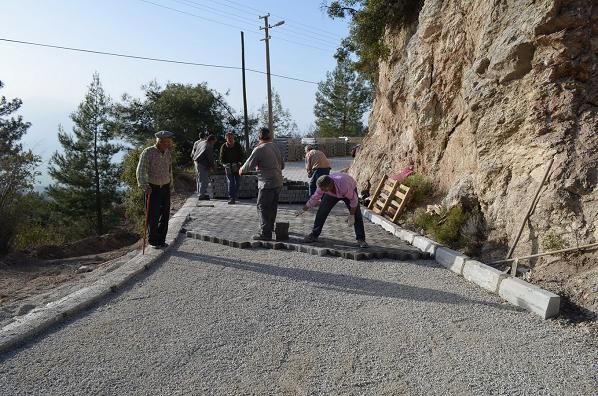 Yaka Mahallesi Kilit Parke �le Tan���yor