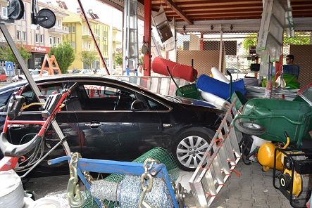 Otomobille H�rdavat D�kkan�na Dald�
