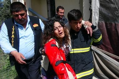 Kanepenin Alt�nda Kalan Kad�n� �tfaiye Kurtard�