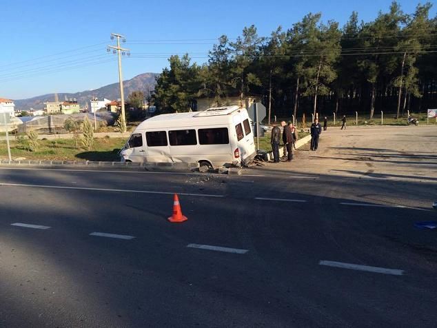 ��renci servisi Kaza Yapt�; 3 Yaral�