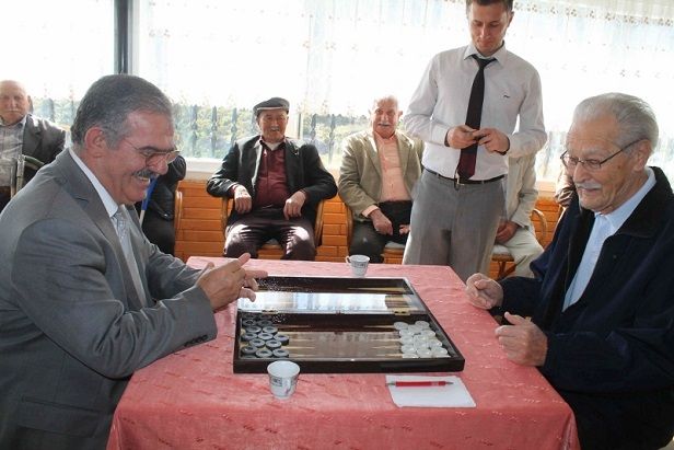 Huzurevi Sakinleri Aras�nda Tavla Turnuvas�