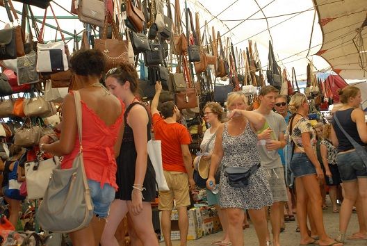 Pazara Turist Ya��yor 