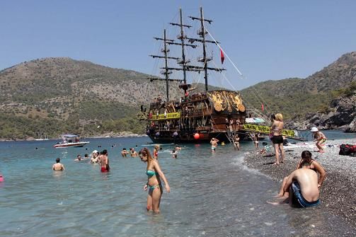 Korsan Teknesiyle Koylarda Ke�if