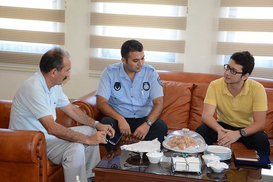 �niversiteyi Bitirdi, Atand�, Ba�kana Ko�tu