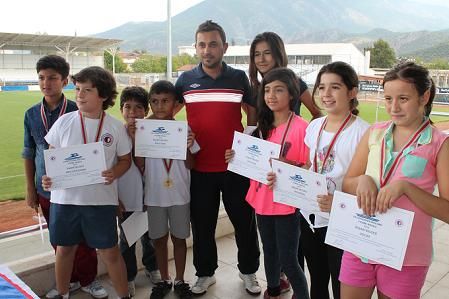 Minik Y�z�c�ler Belge ve Madalyalar�n� Ald�lar