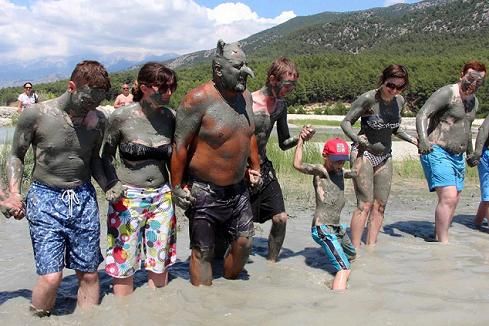 Turistlerin �amur Banyosu Keyfi