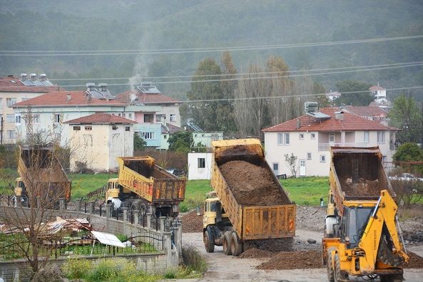 Seydikemer, Ya�mur �amur Dinlemiyor