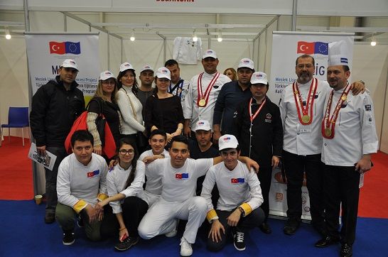 Yine Madalyalarla D�nd�ler