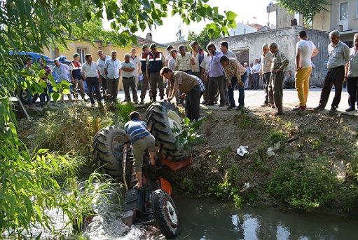 Trakt�r Su Kanal�na Devrildi; 1 �l�