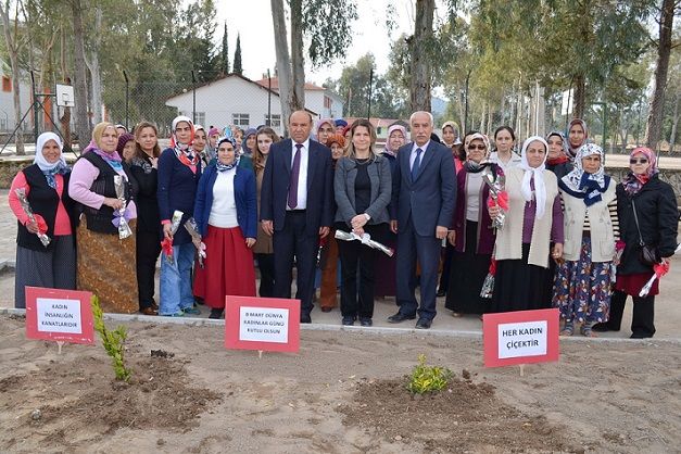 Kad�nlar G�n� Nedeniyle A�a� Diktiler