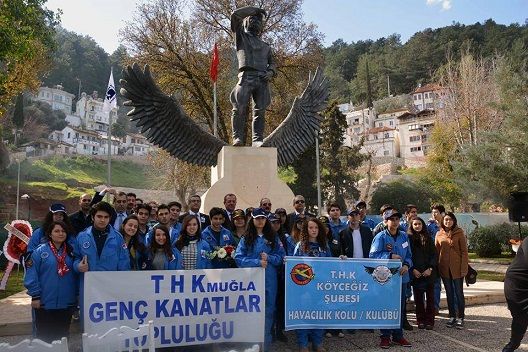 Fethi Bey �l�m�n�n 101. y�l�nda T�renle An�ld�