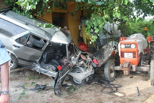 Otomobil Balkon Korkuluklar�nda As�l� Kald�