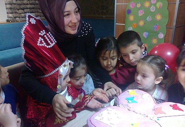 Minik renci Kuran Okumaya Geti