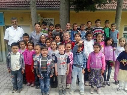 San ve Yard�mc�lar�ndan Okul Ziyaretleri