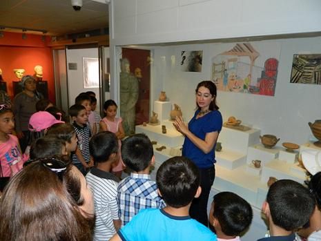 ��renciler �lk Kez M�ze G�rd�ler