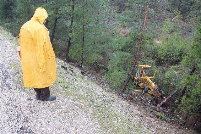 Kar Krmeye Giden Greyder Dereye Utu