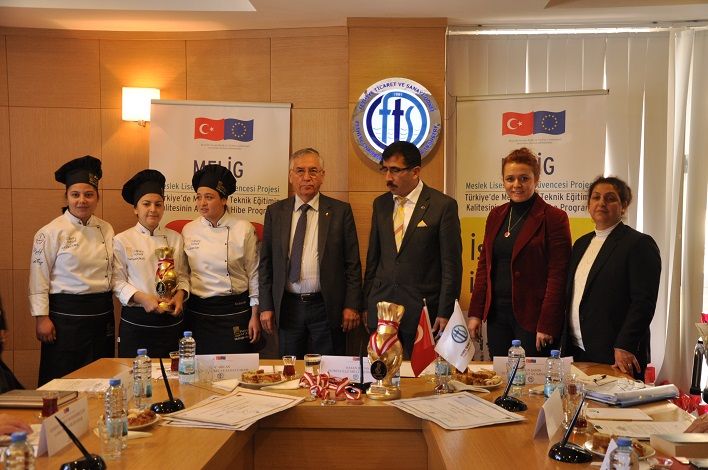 �kincilikle D�nd�ler Hediyeyi Kapt�lar