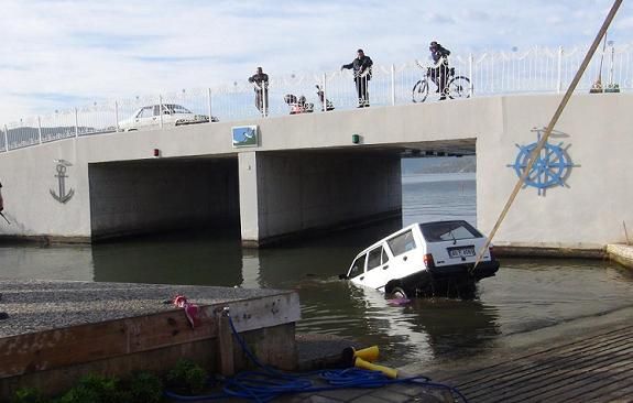 Tekneyi ndirmek sterken Arabay Denize Kard