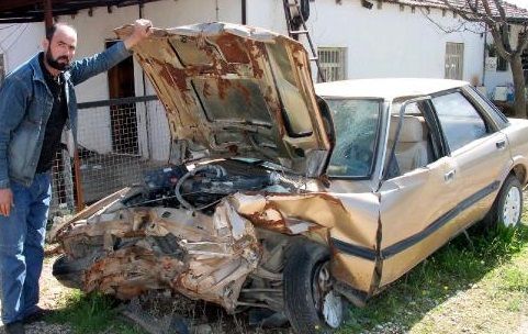 Kaza Yapt Otomobilini Olay Yerinden Kaldrmyor