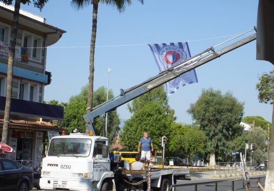 Caddeler Fethiyespor Bayraklar ile Donatld