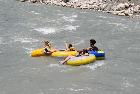Turistlerin Vazgeilmezi Rafting ve amur Banyosu