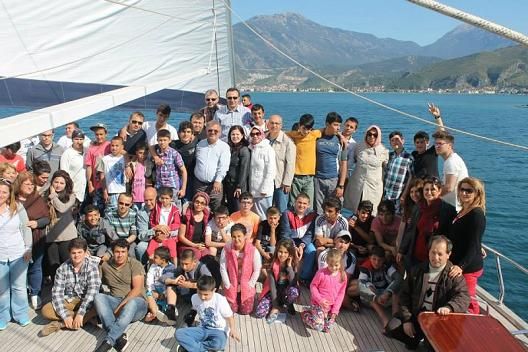 ocuk Evlerindeki ocuklara Tekne Turu