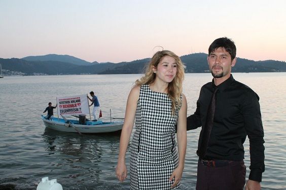 Teknede Pankart Ap Evlenme Teklif Etti