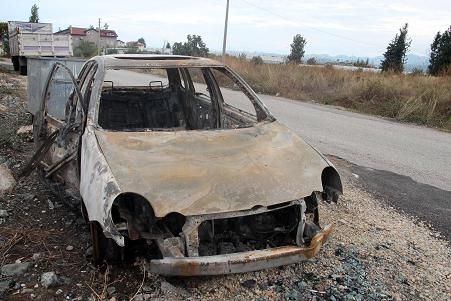 Yanan Otomobil erisinde Erkek Cesedi kt