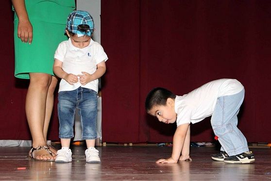 Sahnedeki Aksilikler �zleyenleri Kahkahaya Bo�du 