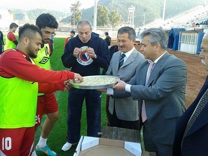 Esnaf Odasndan Futbolculara Baklava Ziyafeti