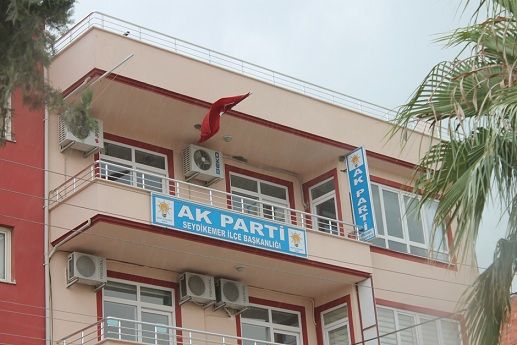 Parti Bayrann Olmad Tek le Tekilat