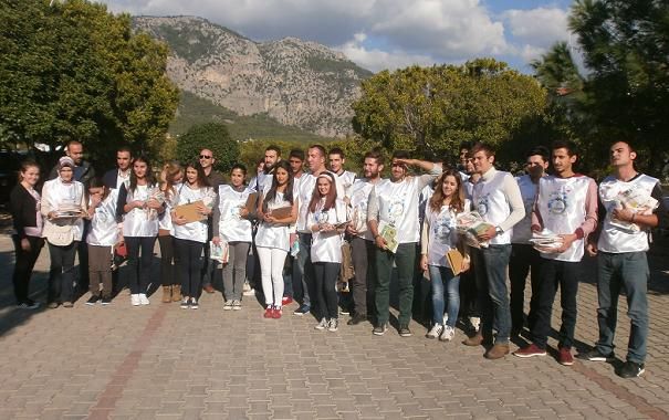 �evre ��in Kap� Kap� Dola��yorlar