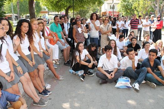 ��renciler ve Veliler Oturma Eylemi Yapt�  