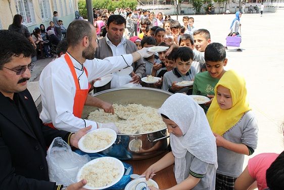 ��rencilere Pilav �st� Kavurma �kram� Yapt�lar
