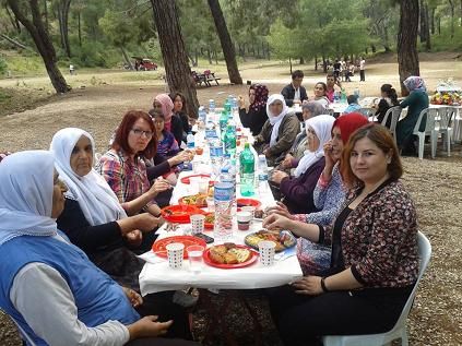 Ak Kadnlar Anneler Gnn Piknikte Kutlad