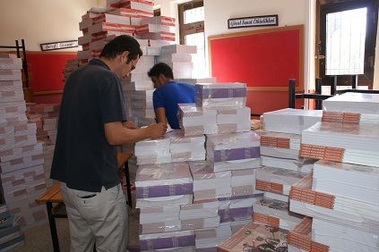 �cretsiz Ders Kitaplar�n� Da��t�mlar� Ba�l�yor